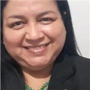 Professora em artes e artesanatos e leitura de texto e contos